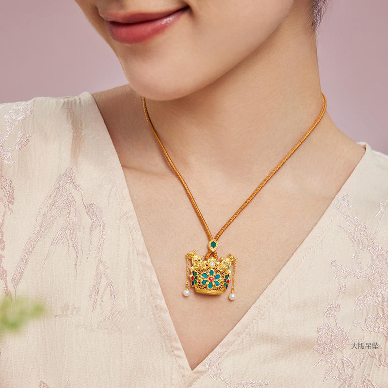 六福珠宝一冠凤霓黄金吊坠女手工点羽珍珠足金凤冠计价HEG0035DS【1V1直播看货】母亲