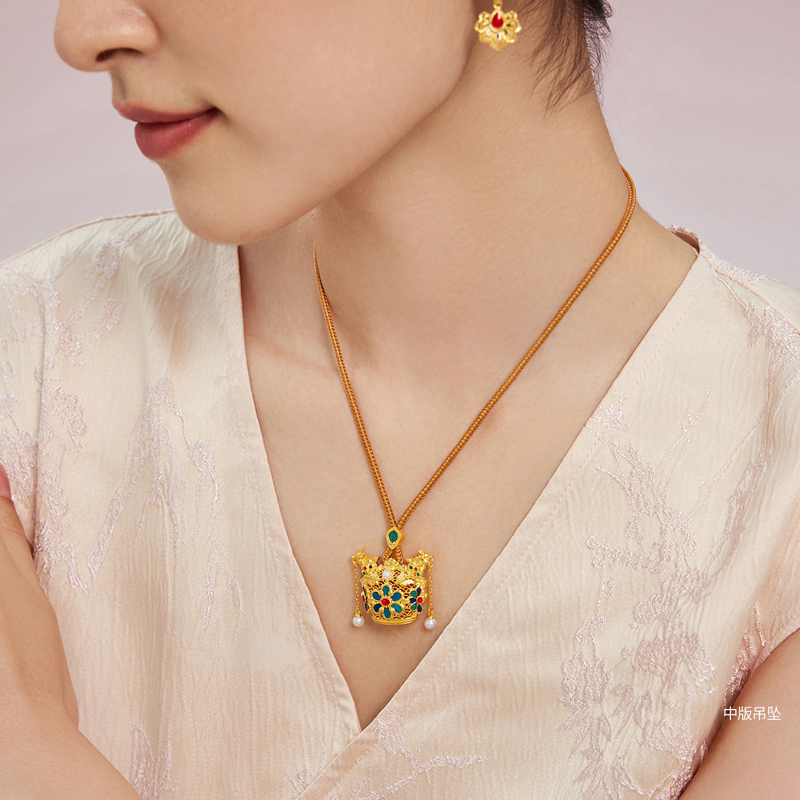 六福珠宝一冠凤霓黄金吊坠女手工点羽珍珠足金凤冠计价HEG0035DS【1V1直播看货】母亲