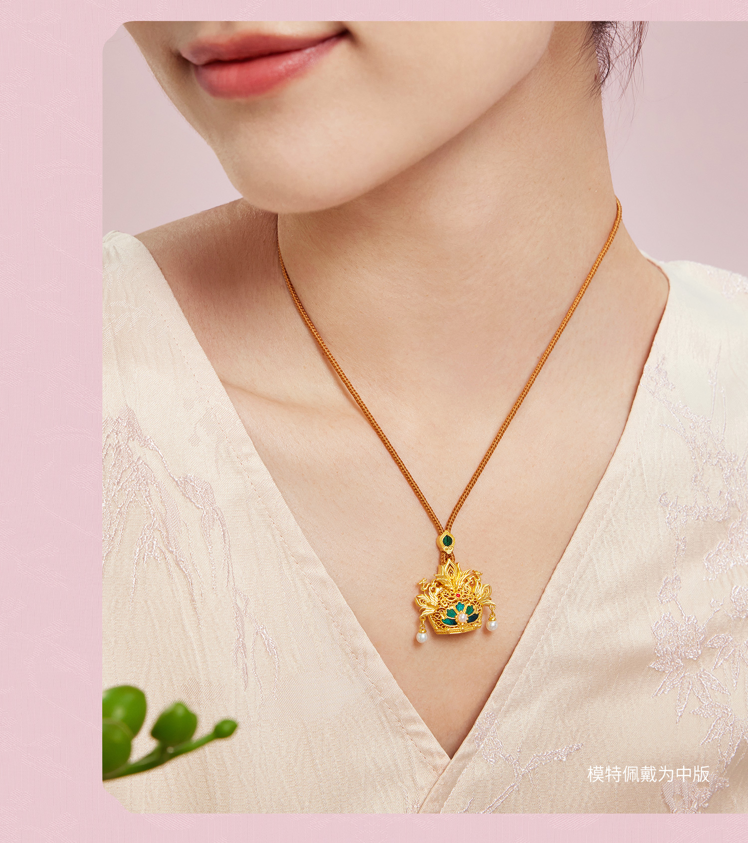 六福珠宝一冠凤昭黄金吊坠女手工点羽珍珠足金凤冠计价HEG0033DS【1V1直播看货】母亲