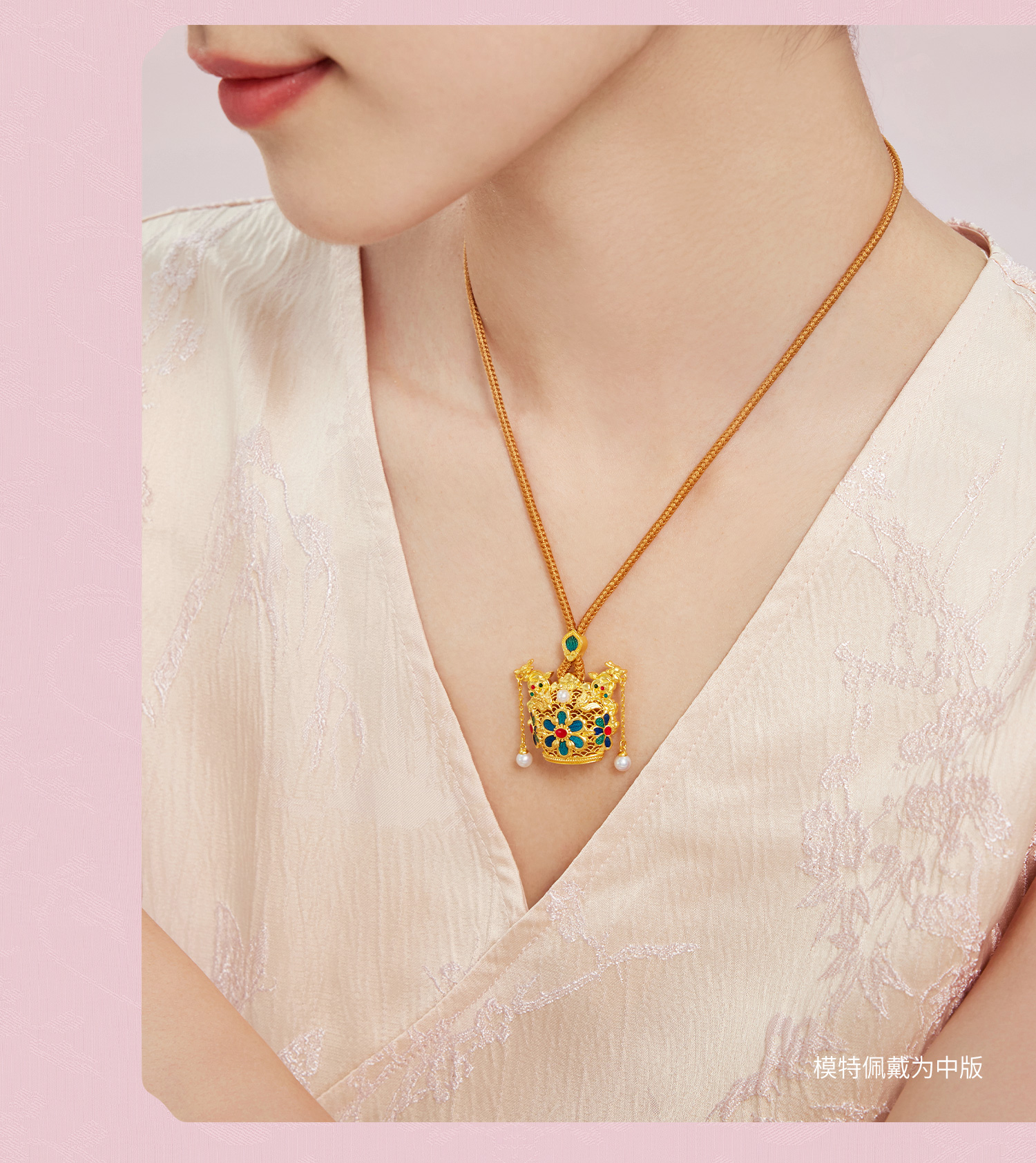 六福珠宝一冠凤霓黄金吊坠女手工点羽珍珠足金凤冠计价HEG0035DS【1V1直播看货】母亲