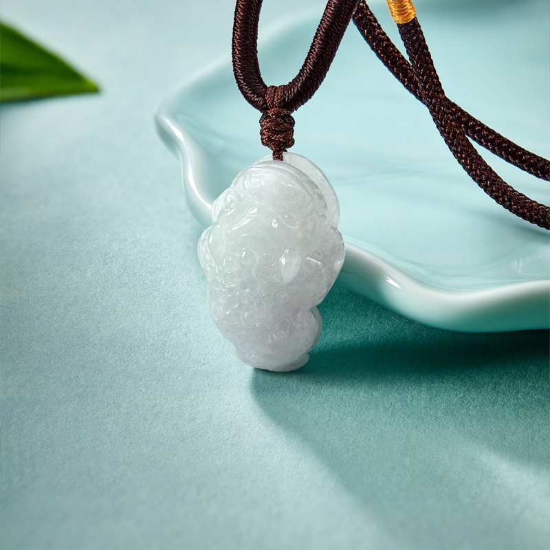 六福珠宝金蟾翡翠吊坠女款日常玉坠手工雕刻翡翠玉石挂坠J2P0001