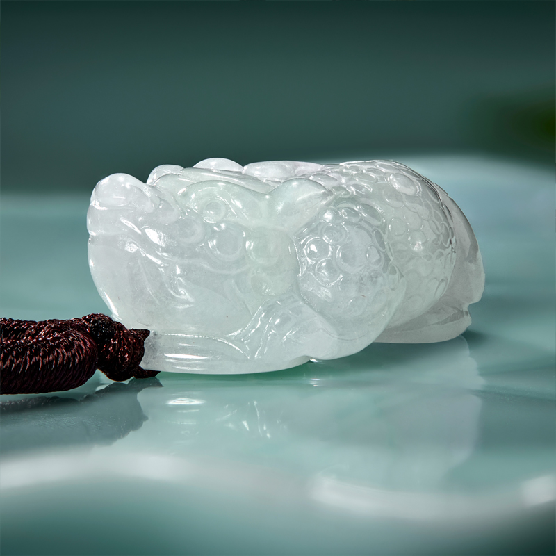 六福珠宝金蟾翡翠吊坠女款日常玉坠手工雕刻翡翠玉石挂坠J2P0001