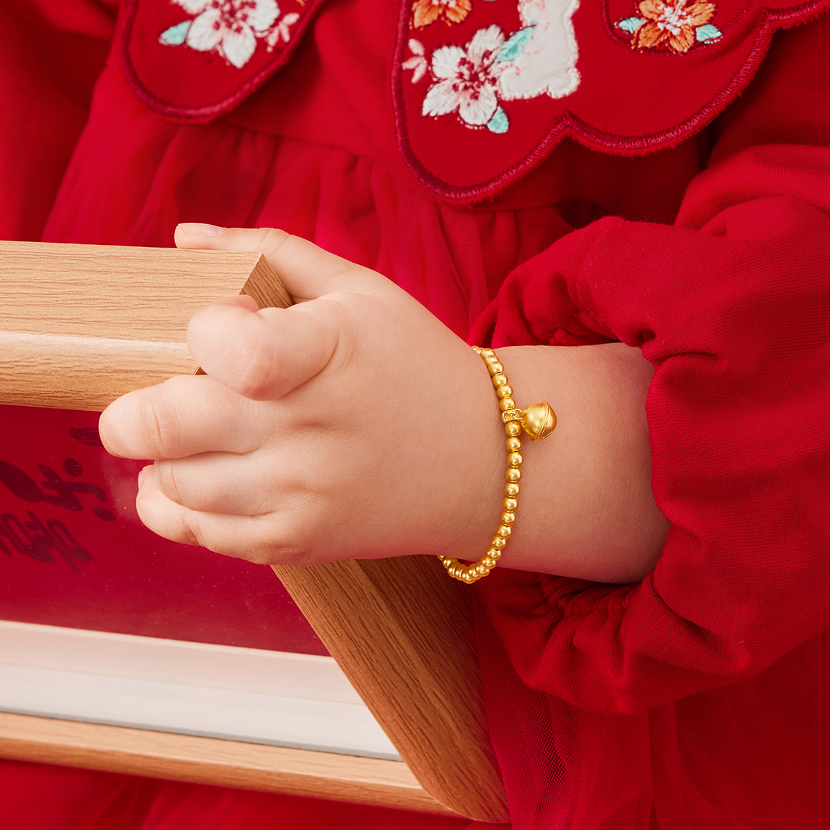 六福珠宝福满传家小铃铛黄金手链儿童款金珠手串计价F48TBGB0007