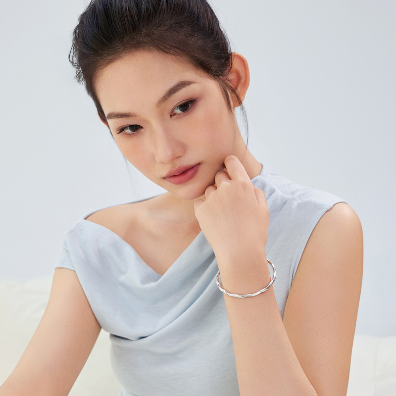 六福珠宝莫比乌斯环铂金手镯女Pt950白金镯子计价EFPTBB0001