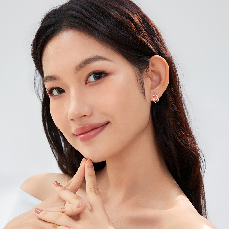 六福珠宝双环几何形铂金耳钉女个性铂950铂金耳饰计价EFPTBE0008