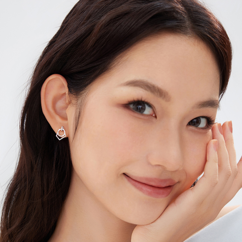 六福珠宝双环几何形铂金耳钉女个性铂950铂金耳饰计价EFPTBE0008