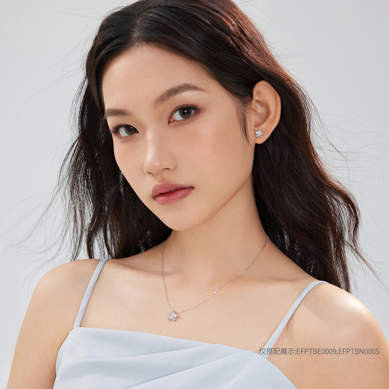 六福珠宝小花朵铂金耳钉拉丝光面Pt950白金耳环女计价EFPTBE0009