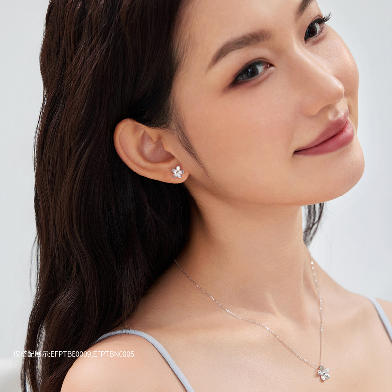 六福珠宝小花朵铂金耳钉拉丝光面Pt950白金耳环女计价EFPTBE0009