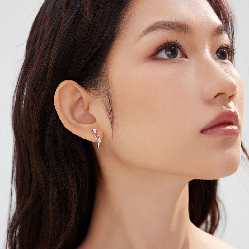 六福珠宝异形耳坠铂金耳钉女光面Pt950白金耳环计价GJPTBE0006