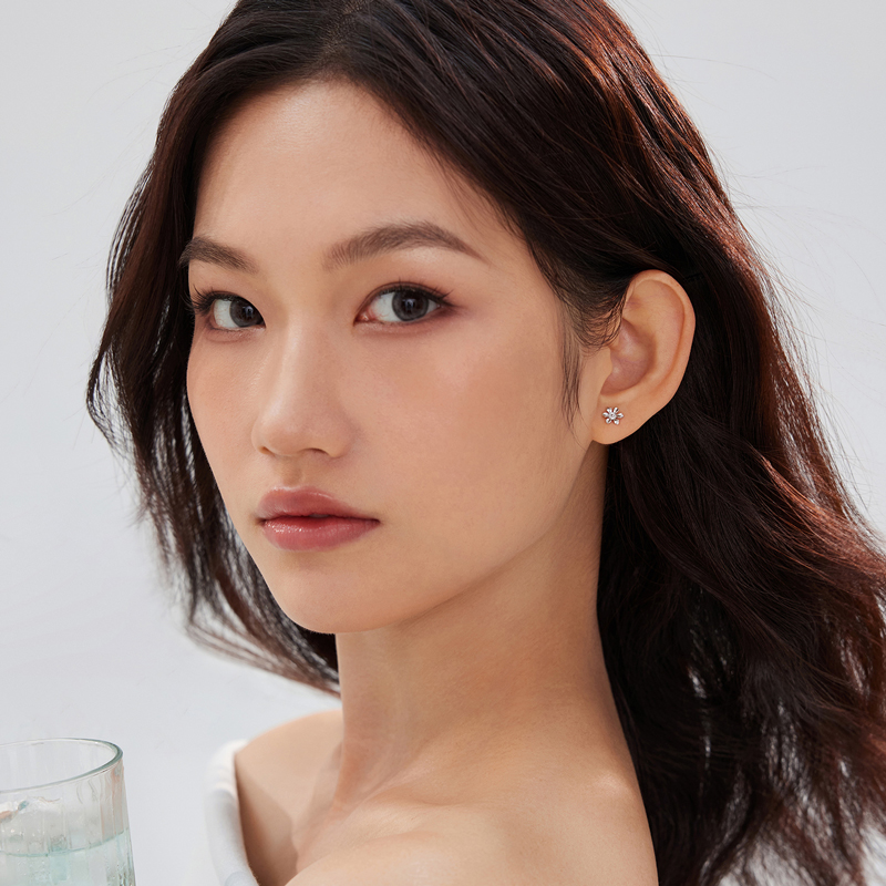 六福珠宝Pt950铂金耳钉女款太阳花白金耳饰送礼计价HIPTBE0002