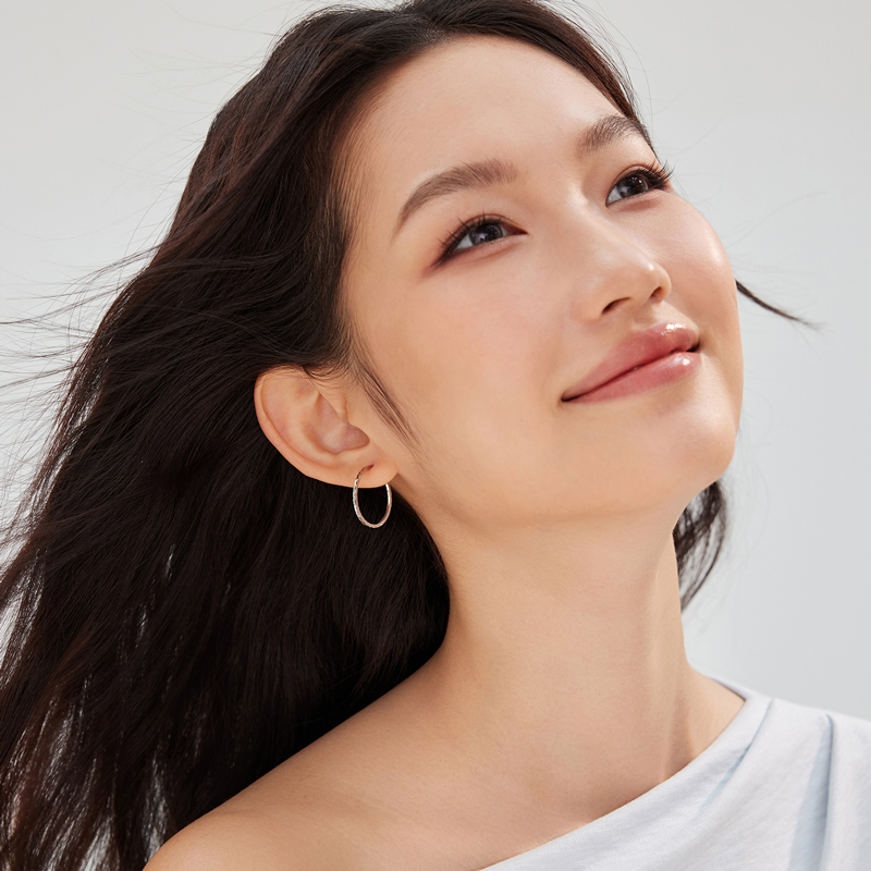 六福珠宝满天星铂金耳圈铂950女款白金耳环耳饰计价L04TBPE0009