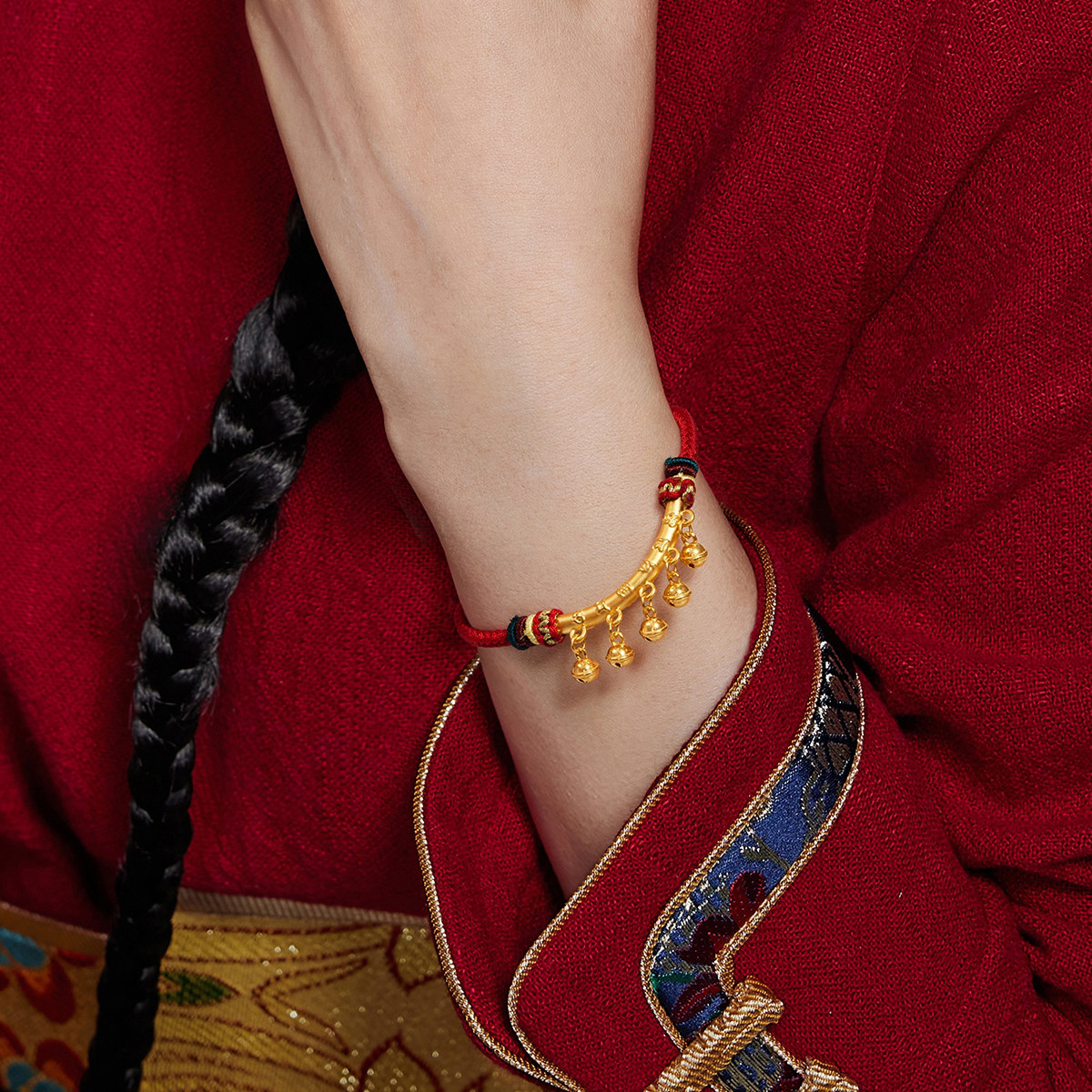 六福珠宝六字真言黄金手链女足金弯管铃铛红手绳定价A01A1TBB0018