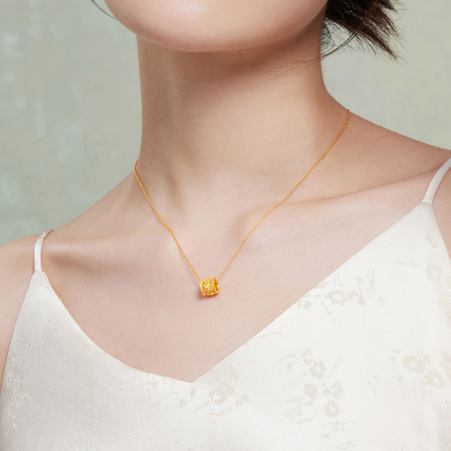 六福珠宝小蝴蝶黄金吊坠女足金转运珠可穿绳挂坠计价F95TBGP0008【联系客服补货】