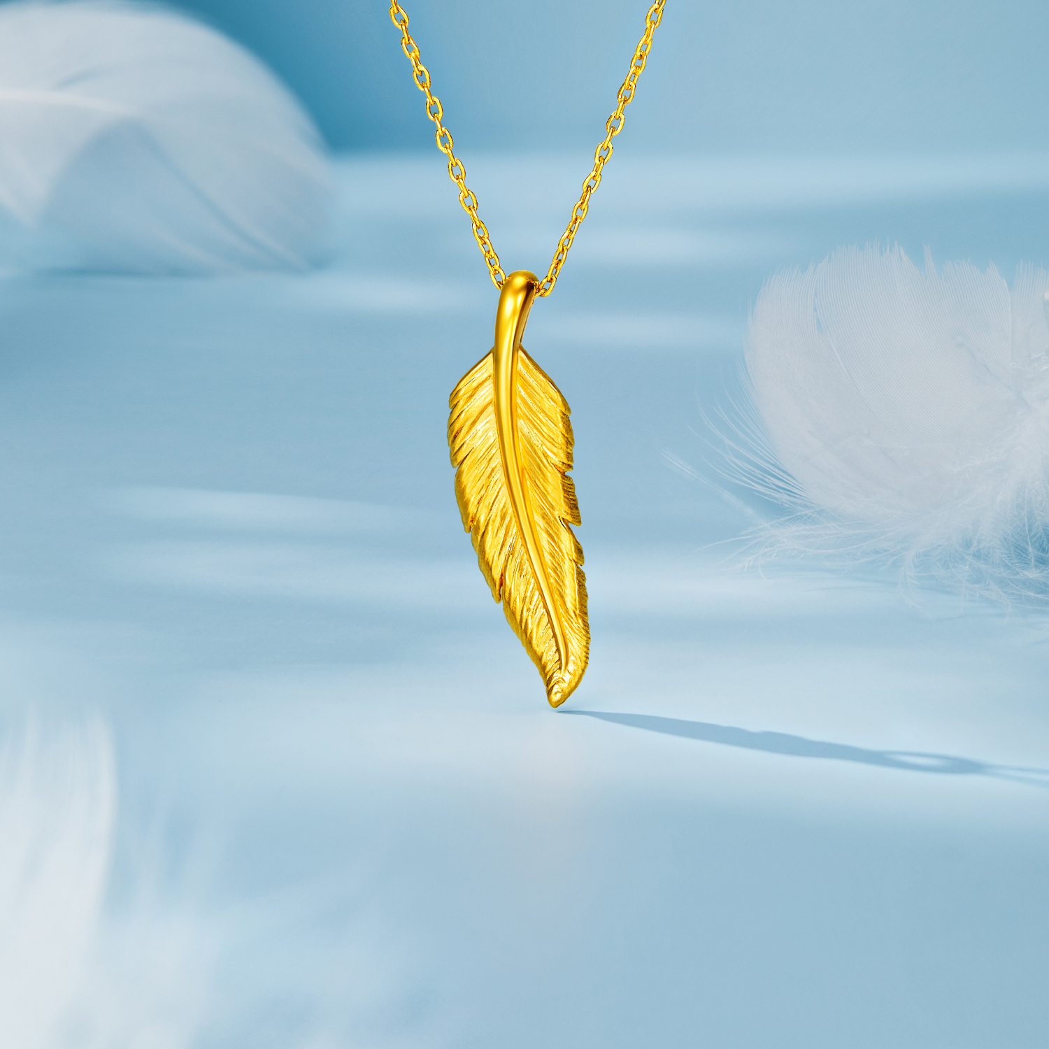 六福珠宝羽你一起羽毛黄金吊坠女优雅足金挂坠3D硬金首饰031846PA