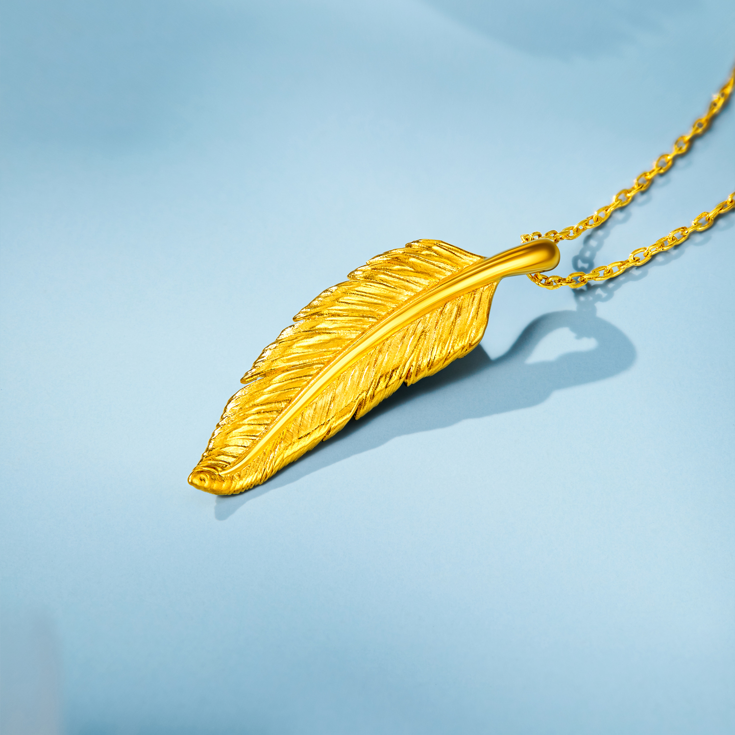 六福珠宝羽你一起羽毛黄金吊坠女优雅足金挂坠3D硬金首饰031846PA