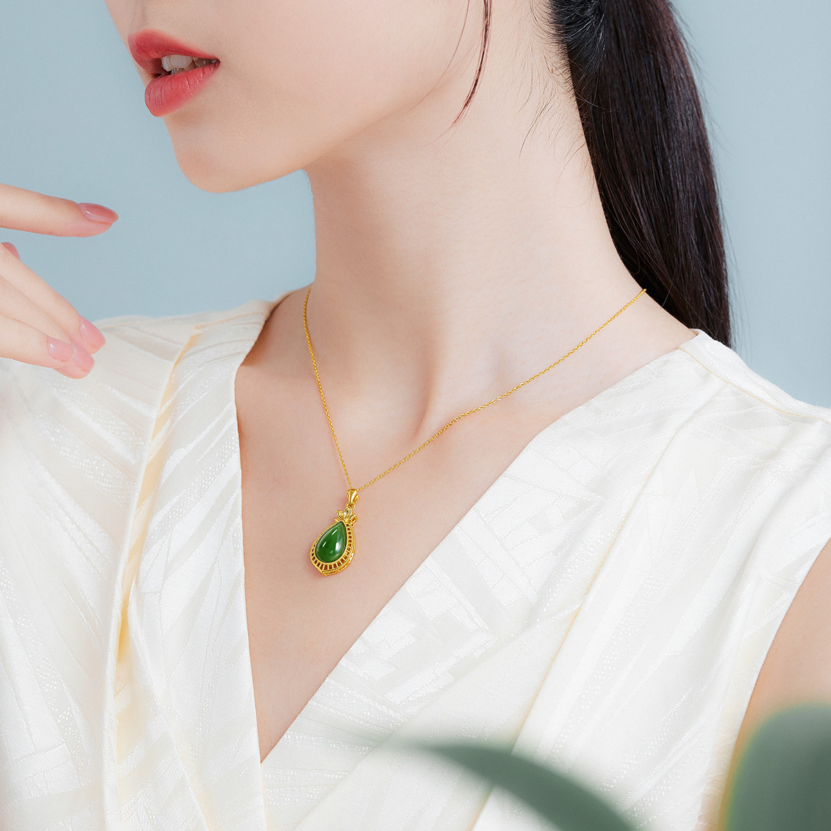 六福珠宝足金镂空莲花和田玉水滴黄金吊坠送妈妈定价L28TBA1P0007