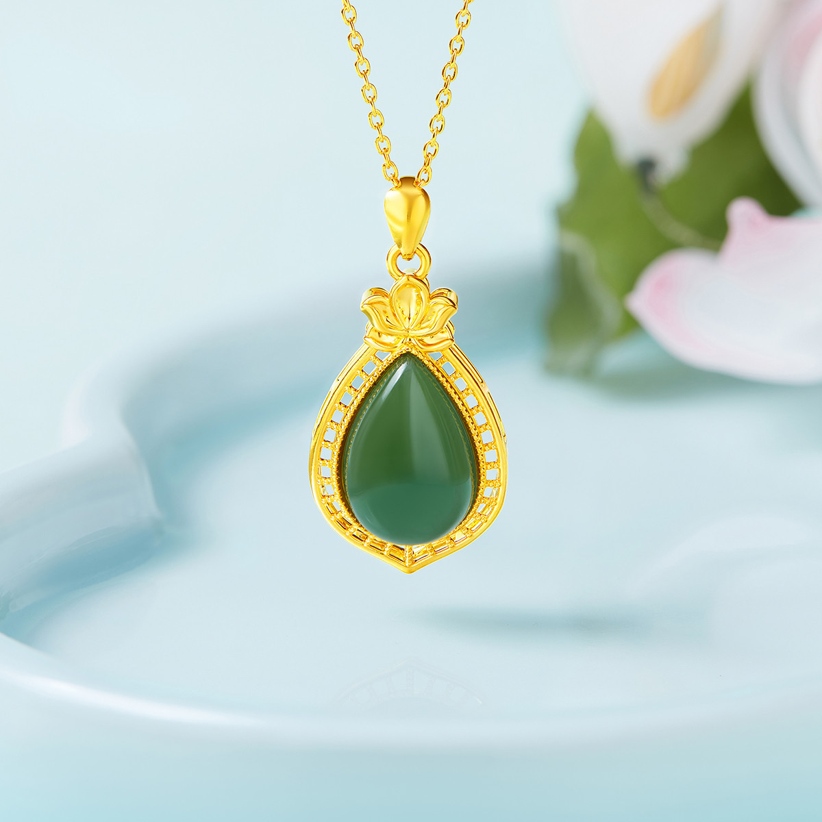 六福珠宝足金镂空莲花和田玉水滴黄金吊坠送妈妈定价L28TBA1P0007