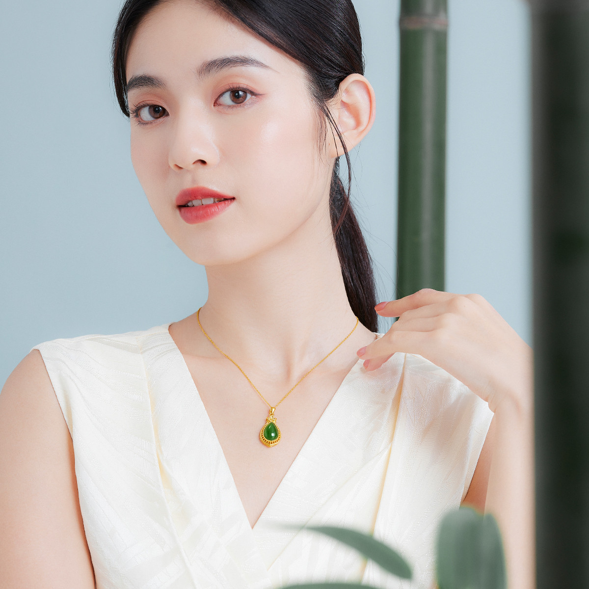 六福珠宝足金镂空莲花和田玉水滴黄金吊坠送妈妈定价L28TBA1P0007