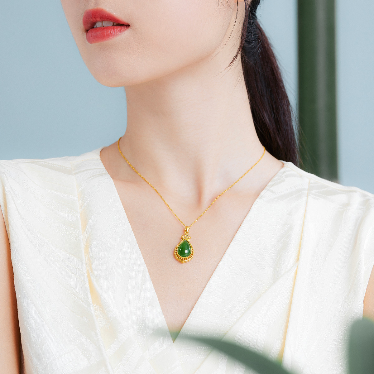 六福珠宝足金镂空莲花和田玉水滴黄金吊坠送妈妈定价L28TBA1P0007