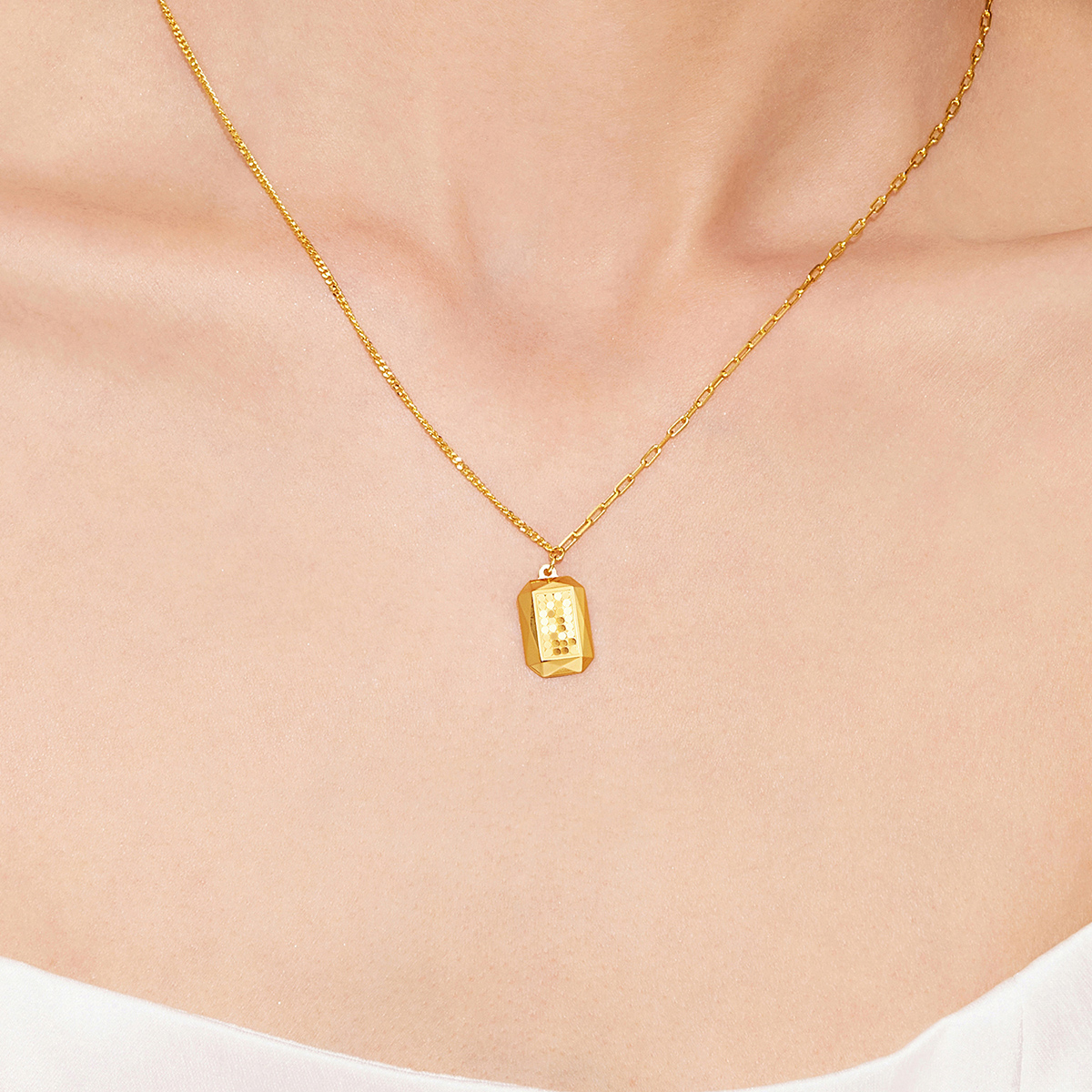 六福珠宝金鳞公主方吊坠黄金项链女光影金5G套链送礼计价002143NA【联系客服补货】