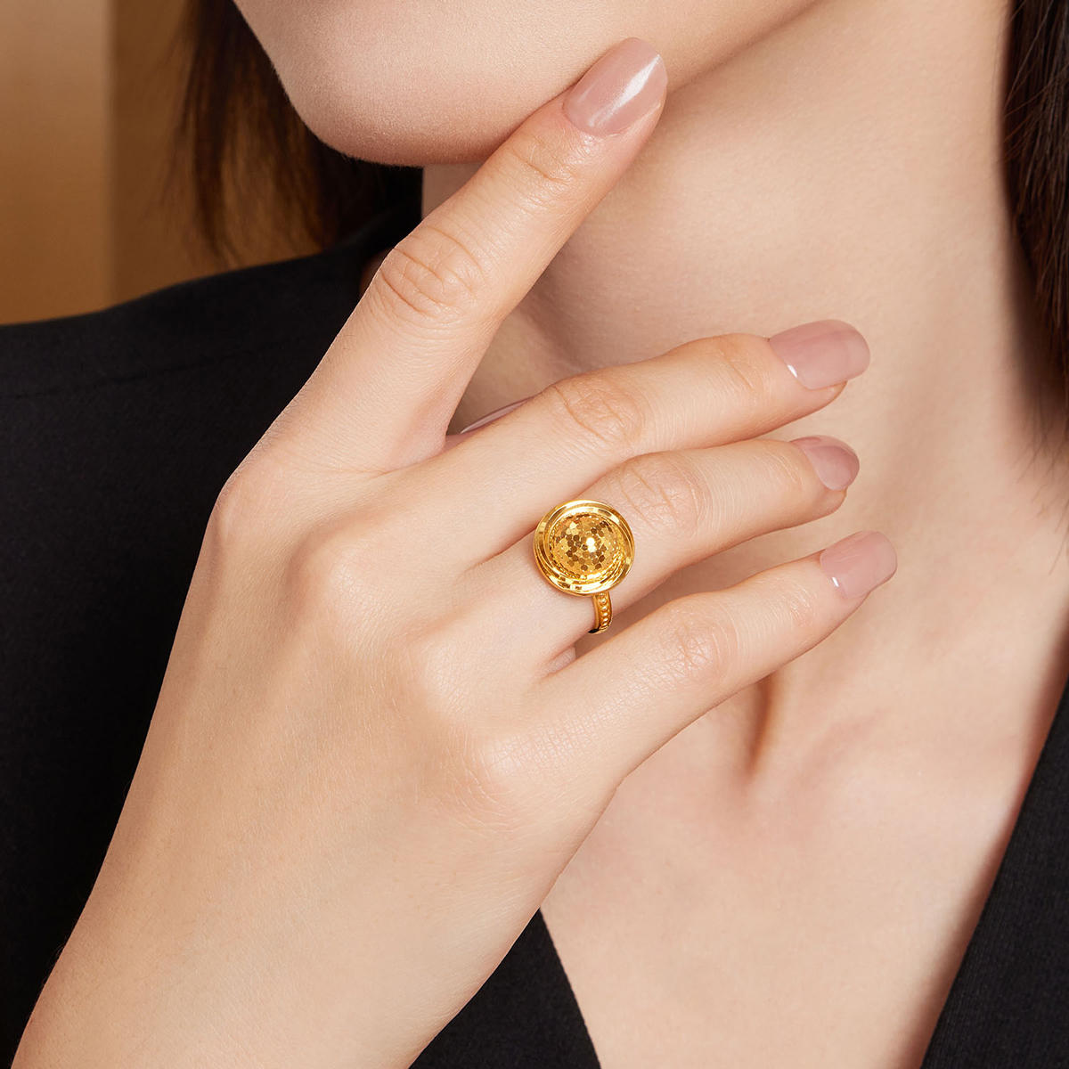 六福珠宝光影金鳞动时空黄金戒指5G蜂巢活口戒指足金计价013473RA