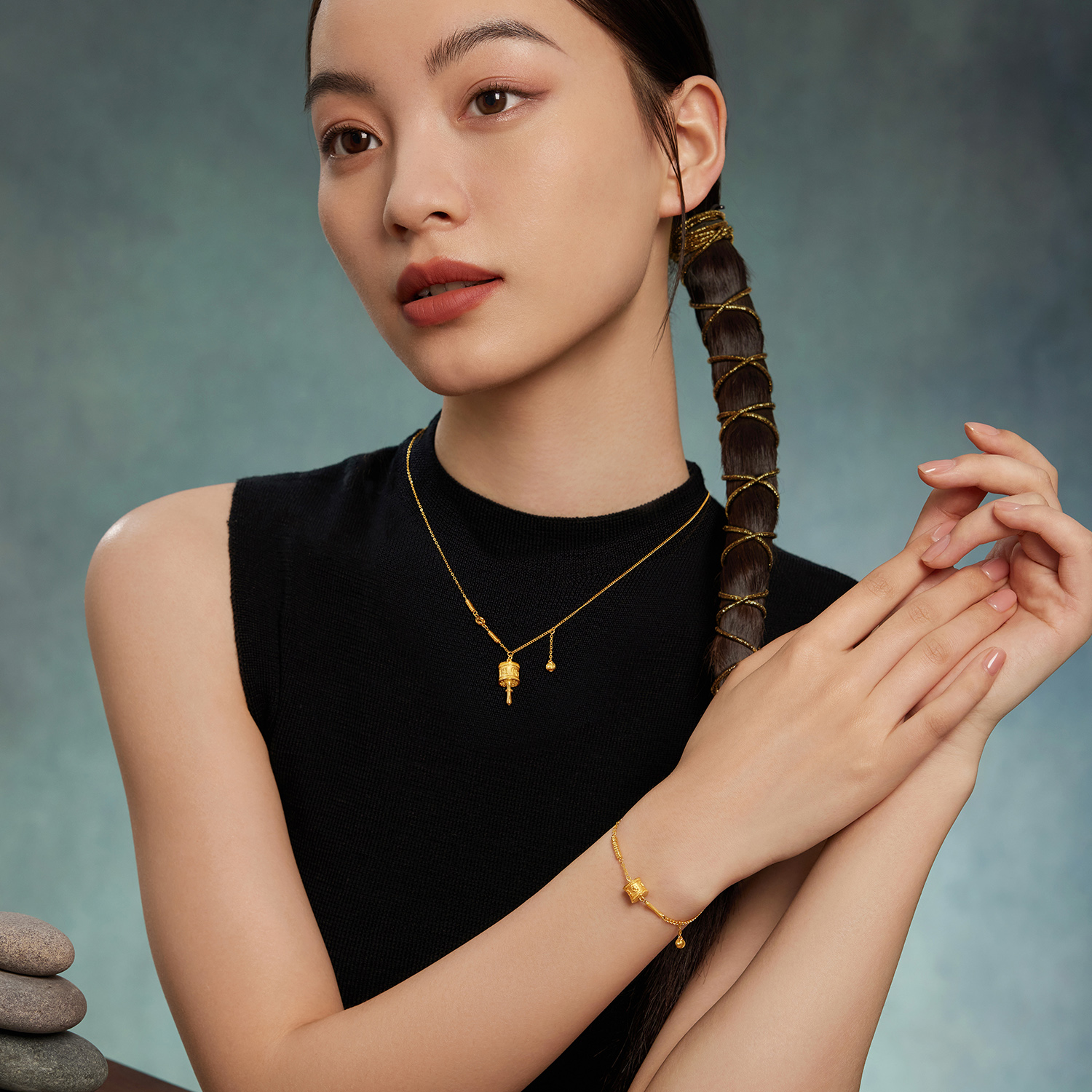 六福珠宝光影金圆筒黄金项链吊坠女足金六字真言AB链计价027821NA【联系客服补货】