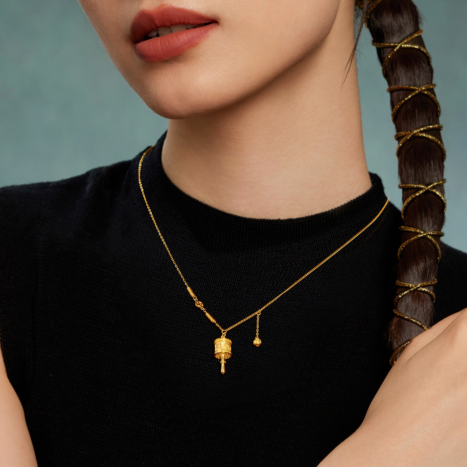 六福珠宝光影金圆筒黄金项链吊坠女足金六字真言AB链计价027821NA【联系客服补货】