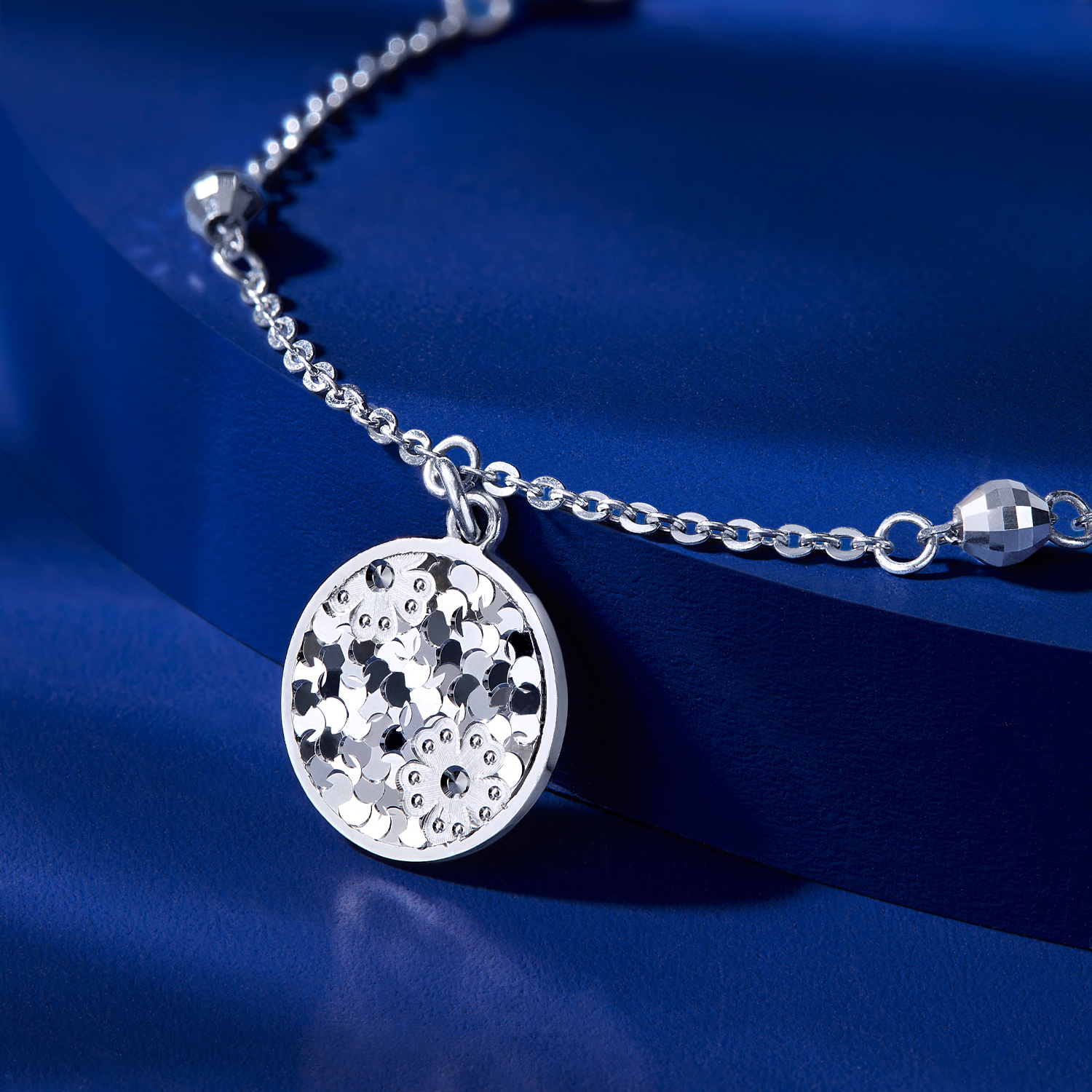 六福珠宝樱花铂金手链铂950女款碎碎冰白金圆牌计价L04P0022DS