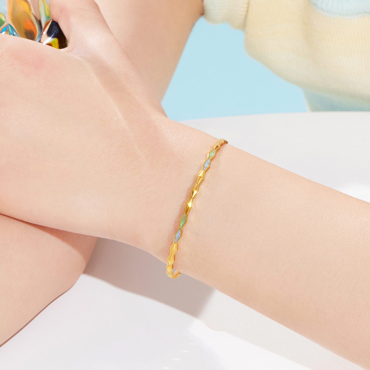 六福珠宝凌彩芳华黄金手镯女款时尚几何鎏彩工艺计价L02TBGB0018【视频看货】