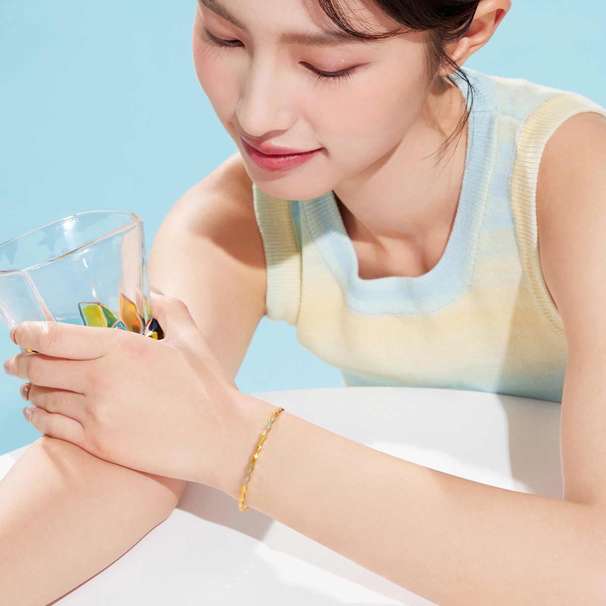 六福珠宝凌彩芳华黄金手镯女款时尚几何鎏彩工艺计价L02TBGB0018【视频看货】