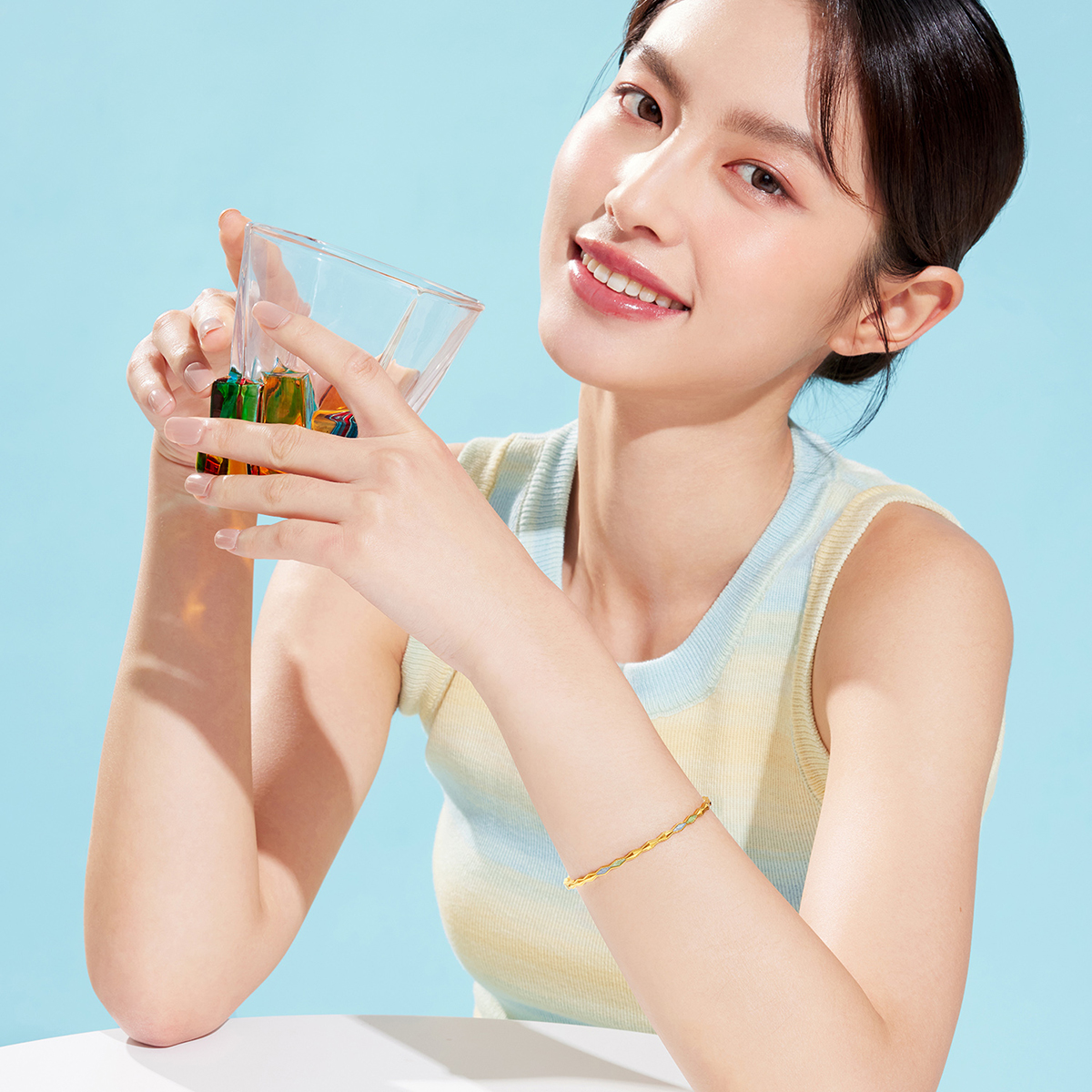 六福珠宝凌彩芳华黄金手镯女款时尚几何鎏彩工艺计价L02TBGB0018【视频看货】