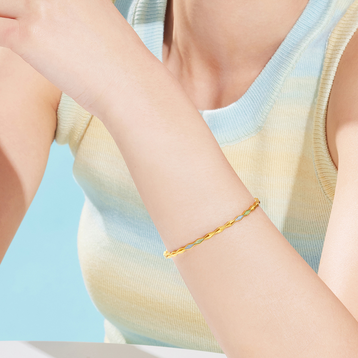 六福珠宝凌彩芳华黄金手镯女款时尚几何鎏彩工艺计价L02TBGB0018【视频看货】