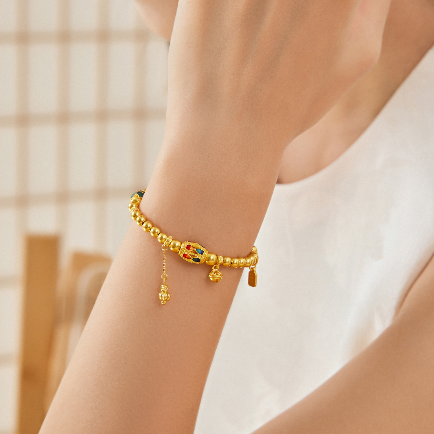 六福珠宝福满传家琳琅溢彩黄金手链鎏彩工艺手串珠计价F63G0012DS【联系客服补货】