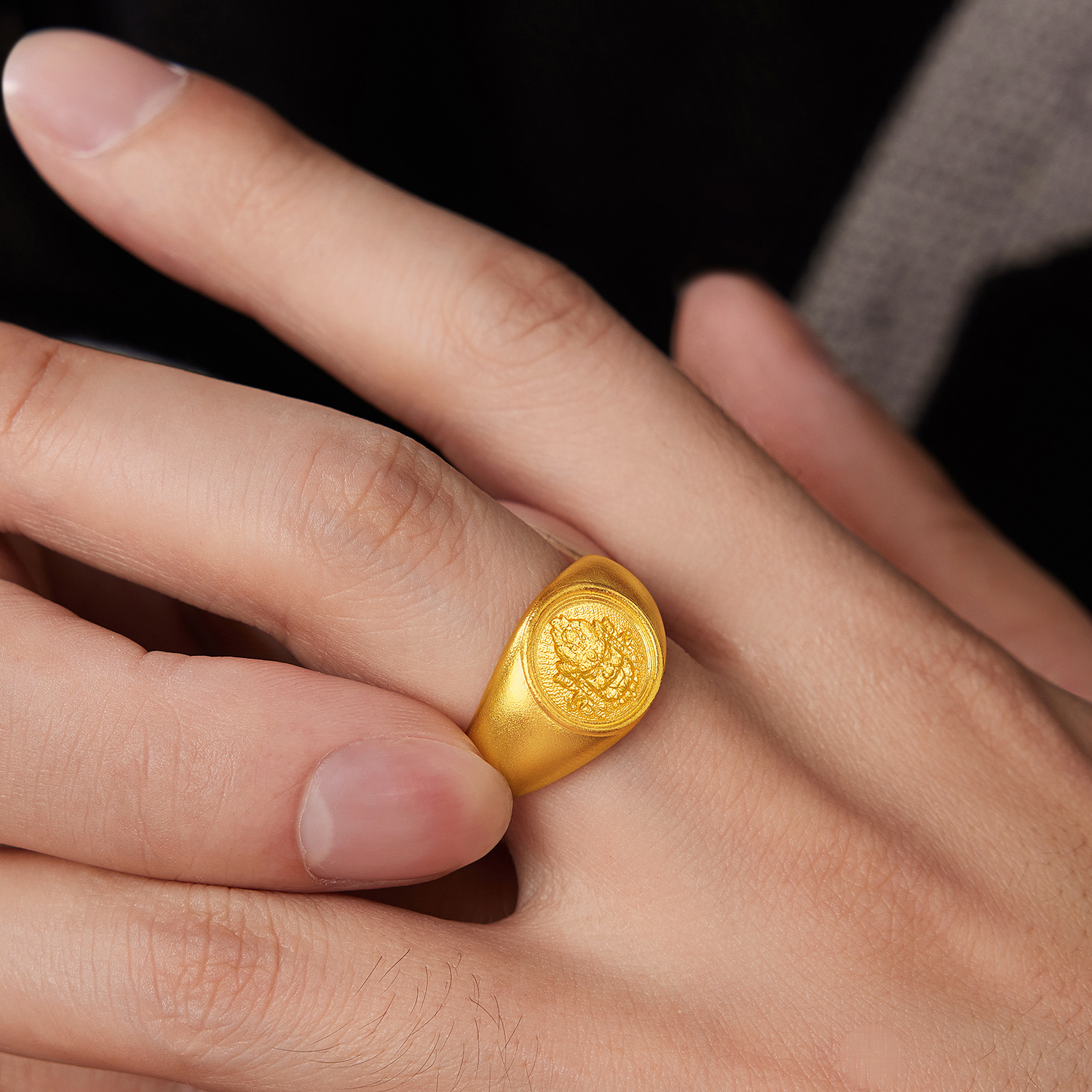 六福珠宝福满传家黄财神黄金戒指男古法实心戒指计价F21TBGR0002【视频看货】