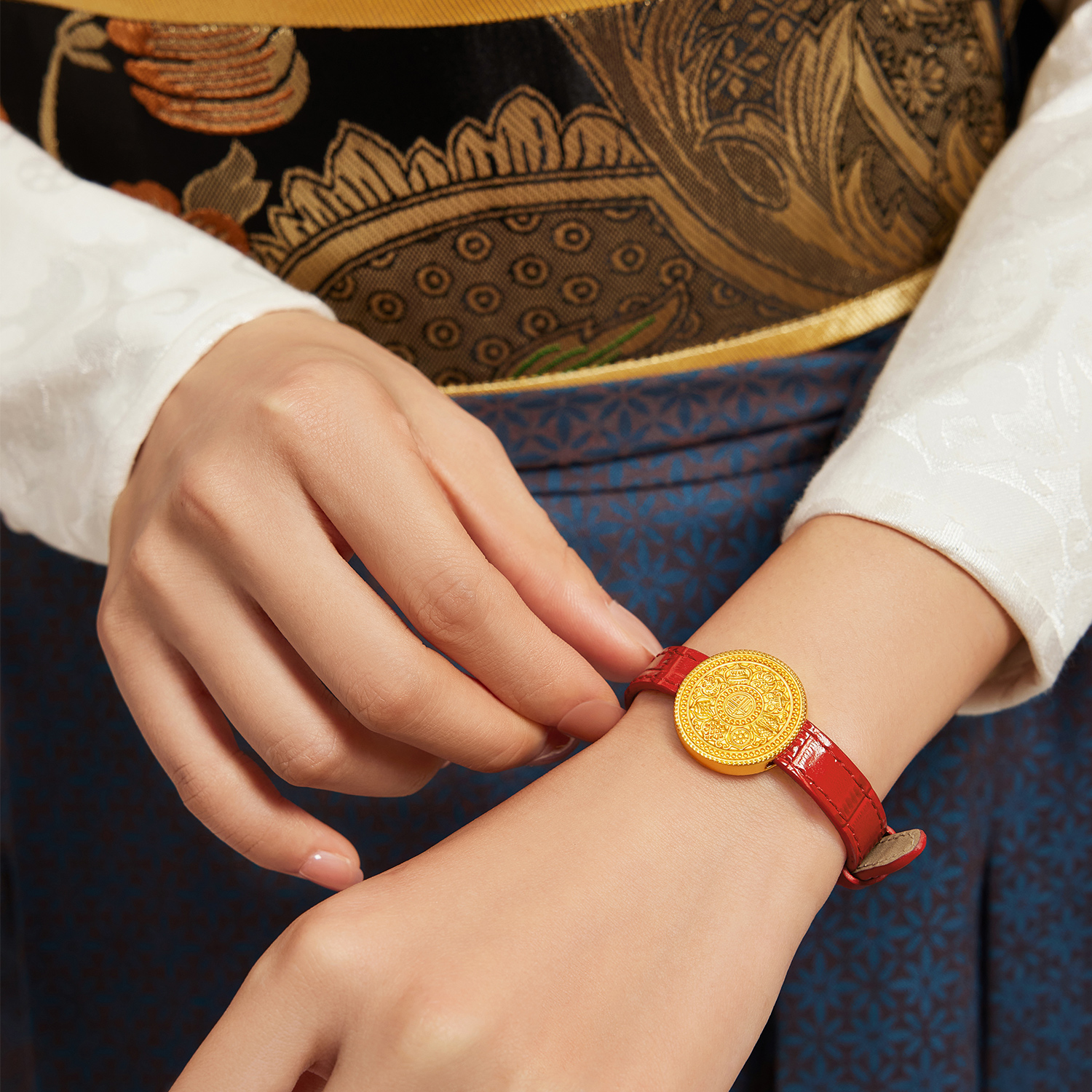 六福珠宝福满传家八宝罗盘黄金手饰女金表盘手链计价F95TBGB0009【联系客服补货】【视频看货】