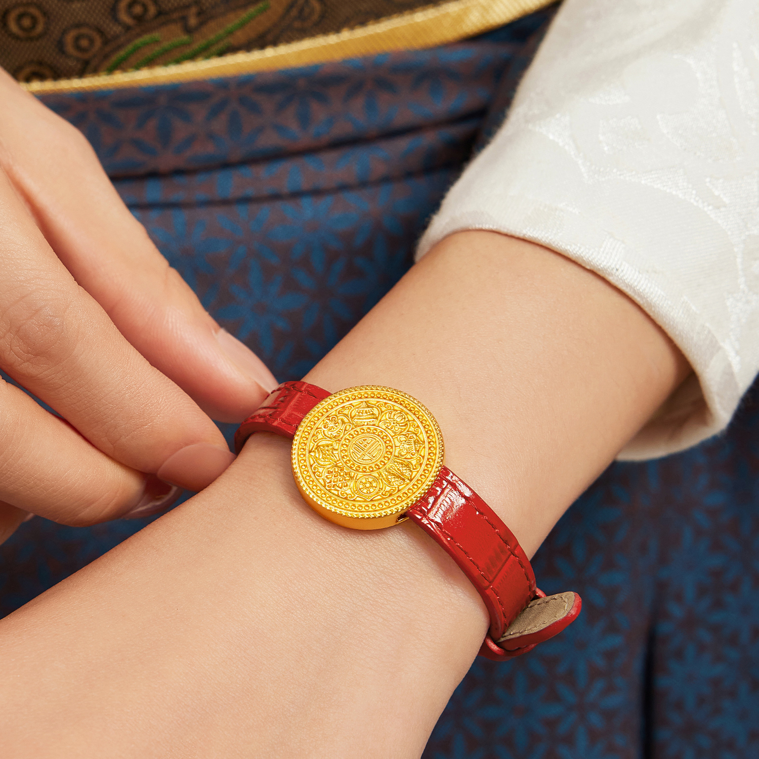 六福珠宝福满传家八宝罗盘黄金手饰女金表盘手链计价F95TBGB0009【联系客服补货】【视频看货】