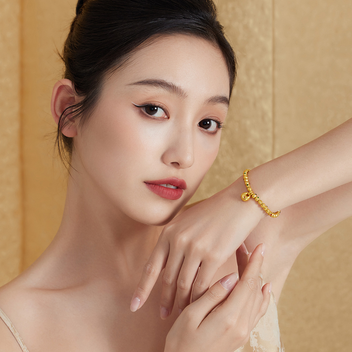 六福珠宝福满传家小胖福黄金手链鎏彩工艺锤纹珠计价F65TBGB0001【联系客服补货】【视频看货】