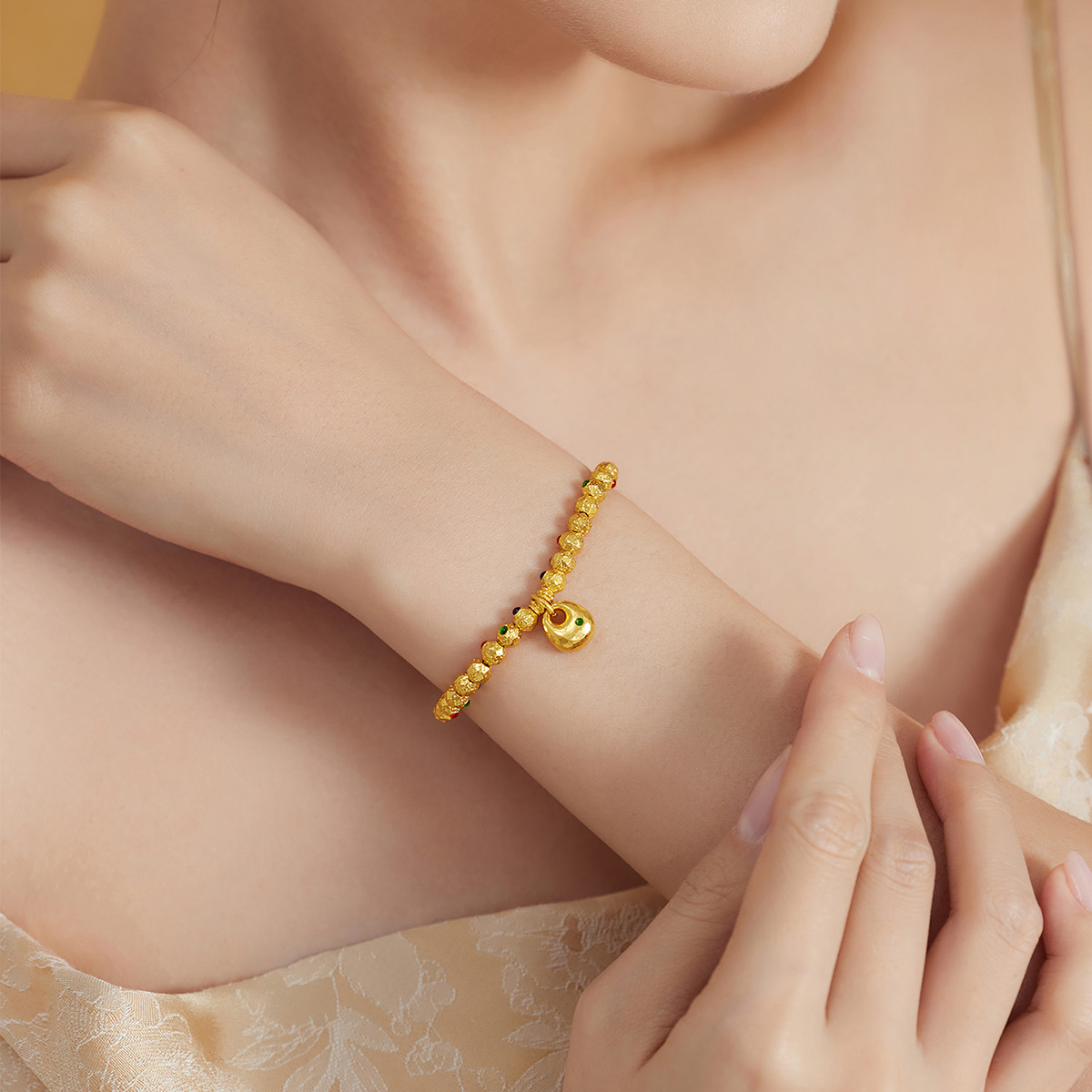 六福珠宝福满传家小胖福黄金手链鎏彩工艺锤纹珠计价F65TBGB0001【联系客服补货】【视频看货】