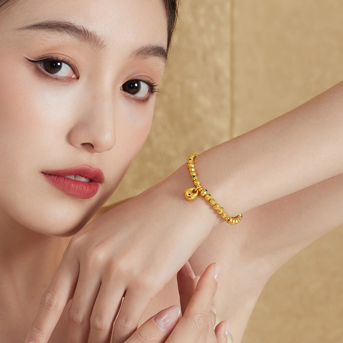 六福珠宝福满传家小胖福黄金手链鎏彩工艺锤纹珠计价F65TBGB0001【联系客服补货】【视频看货】