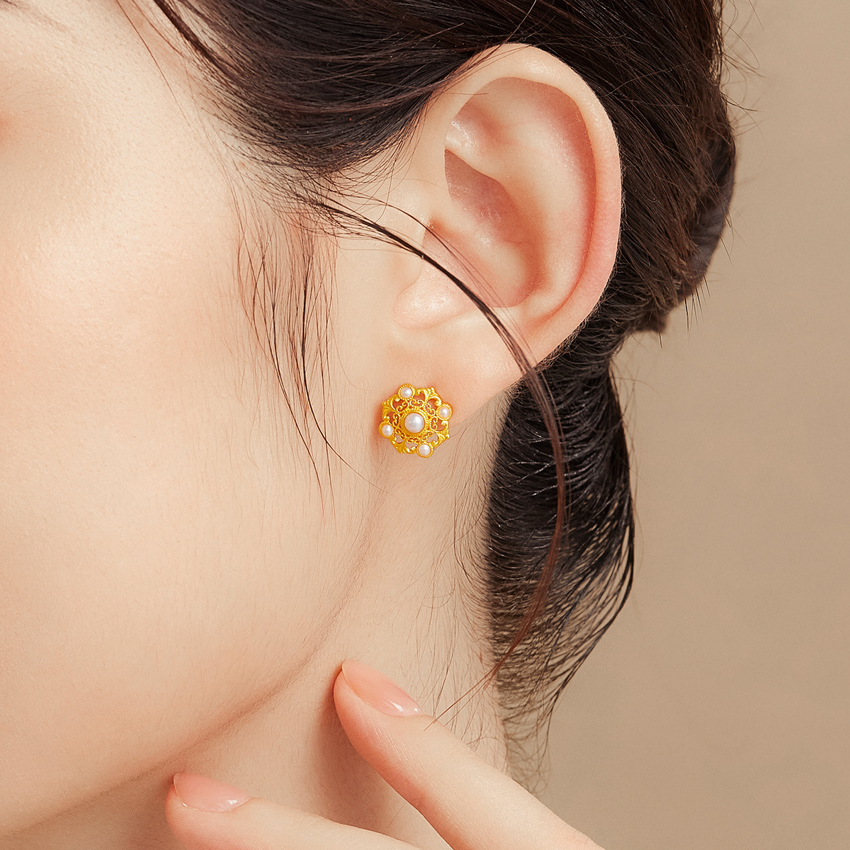 六福珠宝福满传家黄金耳钉耳环镶珍珠女足金耳饰计价A01TBGE0002