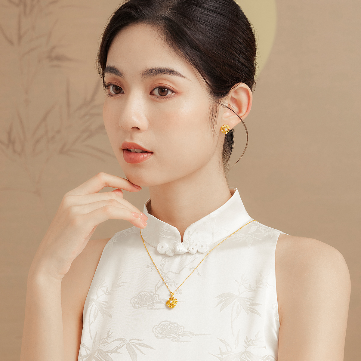 六福珠宝福满传家黄金耳钉耳环镶珍珠女足金耳饰计价A01TBGE0002