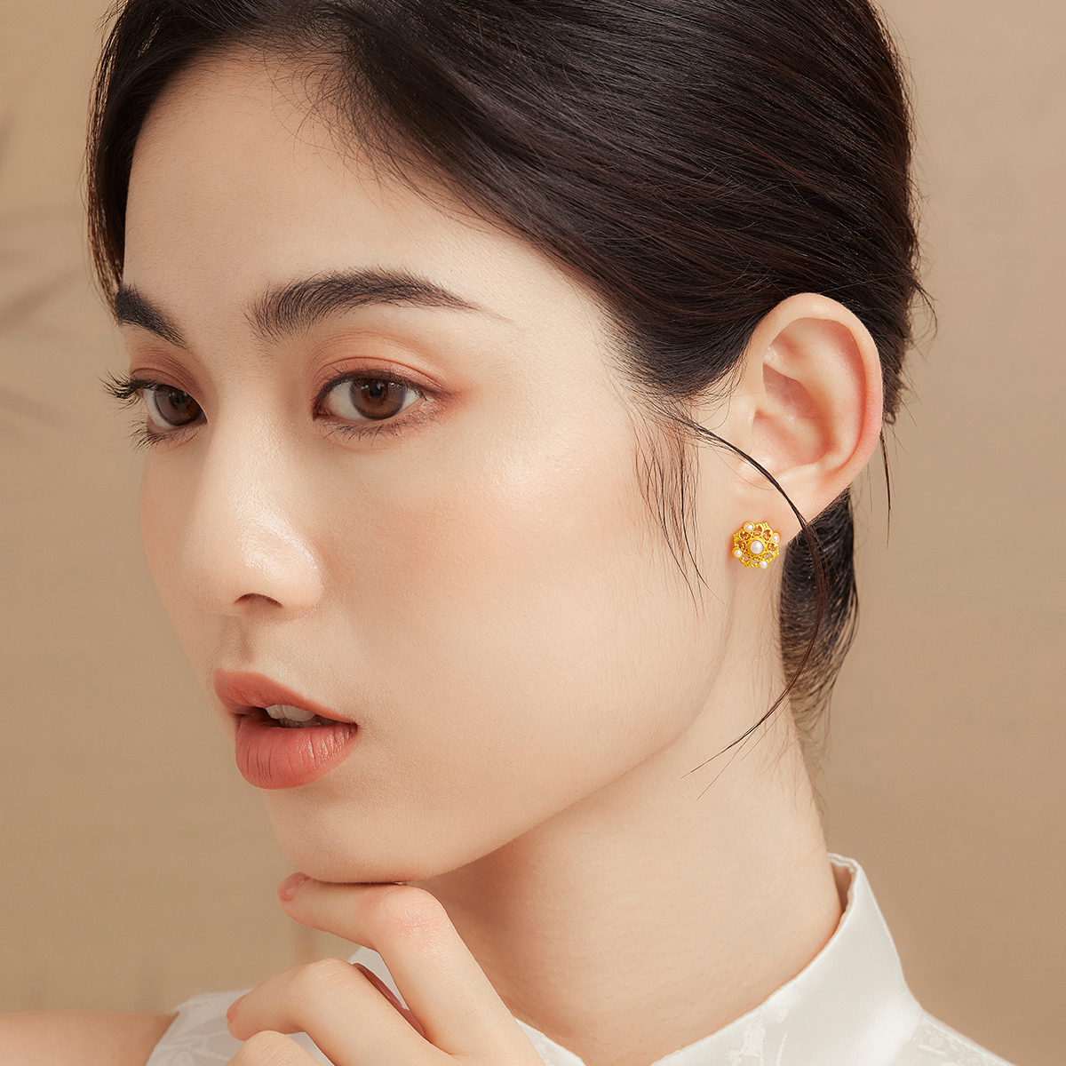 六福珠宝福满传家黄金耳钉耳环镶珍珠女足金耳饰计价A01TBGE0002