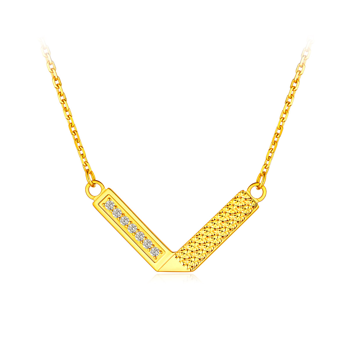 六福珠宝Goldstyle·X系列黄金项链女大V形镶钻挂坠定价003208NA【联系客服补货】