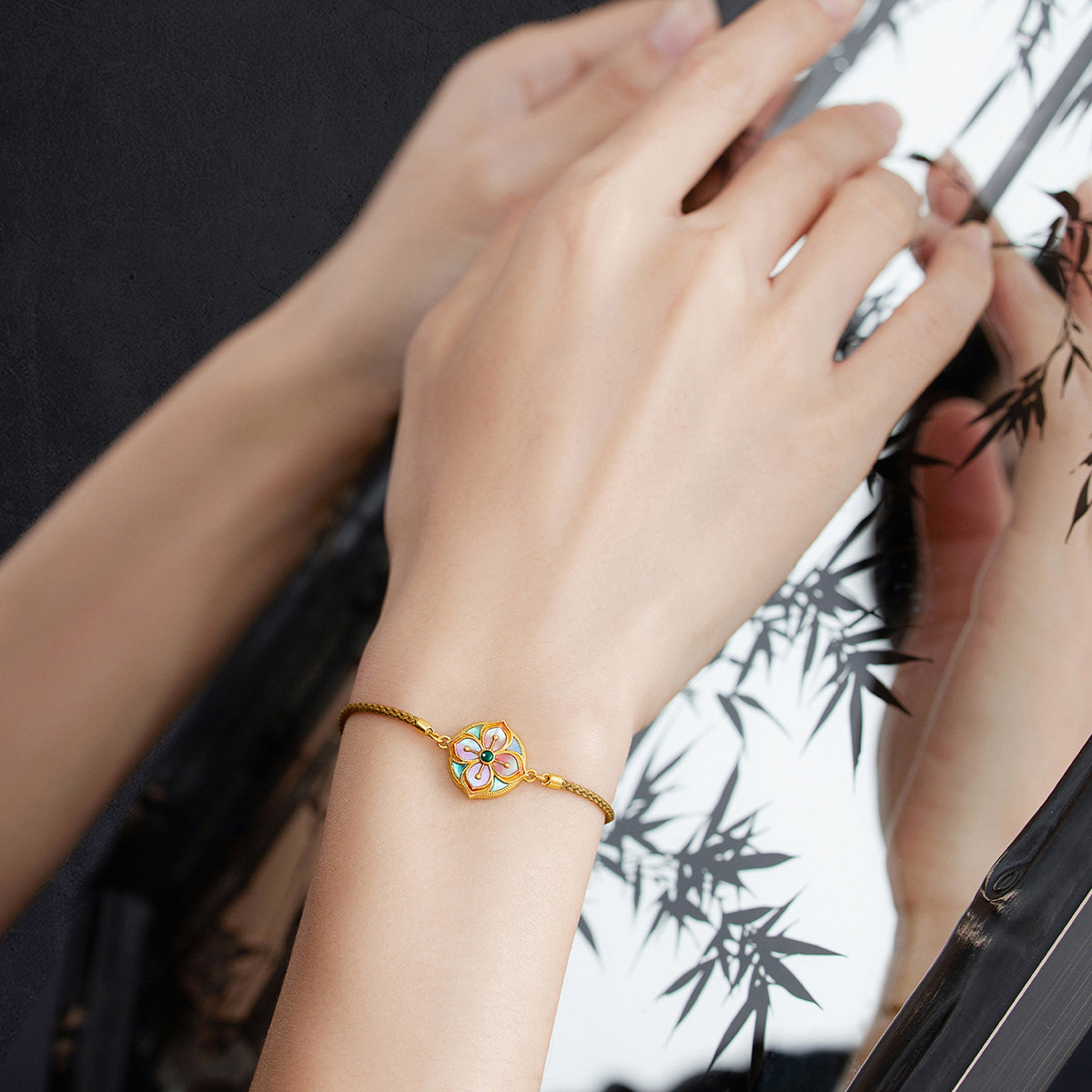 六福珠宝福满传家四季花牌黄金手链手工螺钿贝壳计价L17TBGB0005