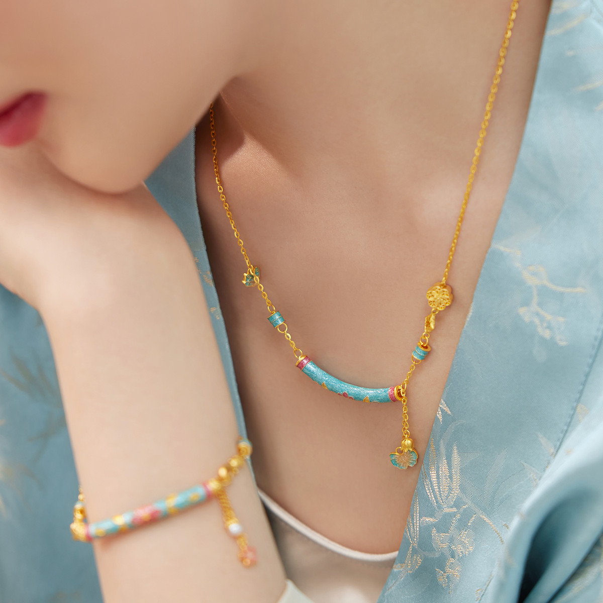 六福珠宝福满传家花间意微笑黄金项链鎏彩工艺弯管计价A01G0006DS赏春【视频看货】