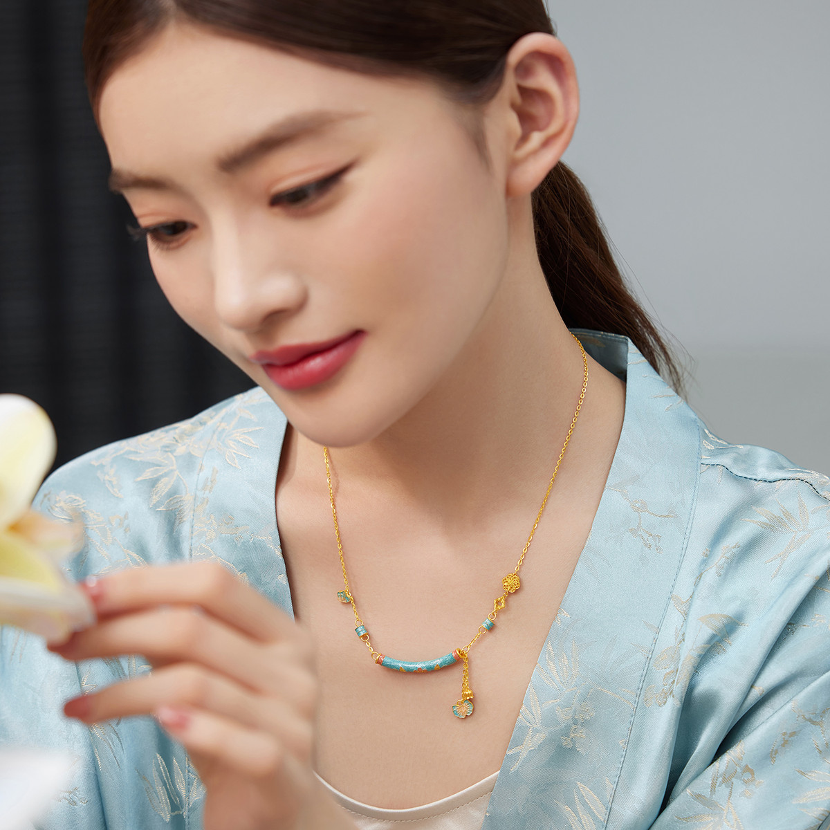 六福珠宝福满传家花间意微笑黄金项链鎏彩工艺弯管计价A01G0006DS赏春【视频看货】