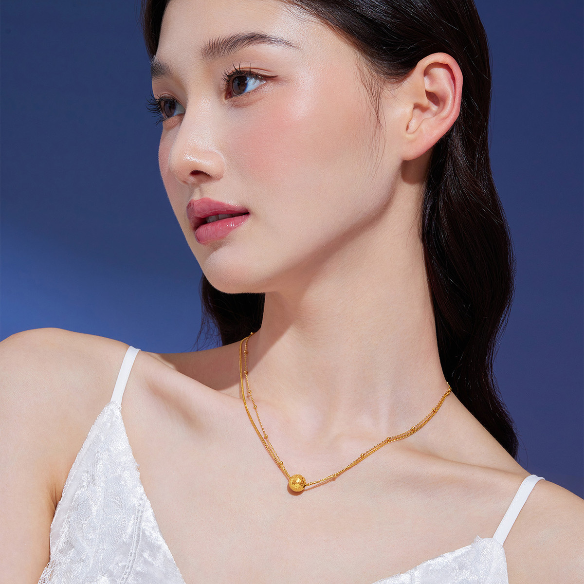 六福珠宝光影金闪亮金球黄金项链女5G双层足金锁骨链计价020919NA【视频看货】