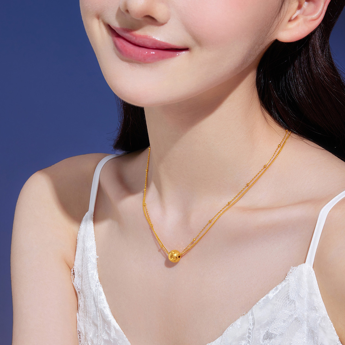六福珠宝光影金闪亮金球黄金项链女5G双层足金锁骨链计价020919NA【视频看货】