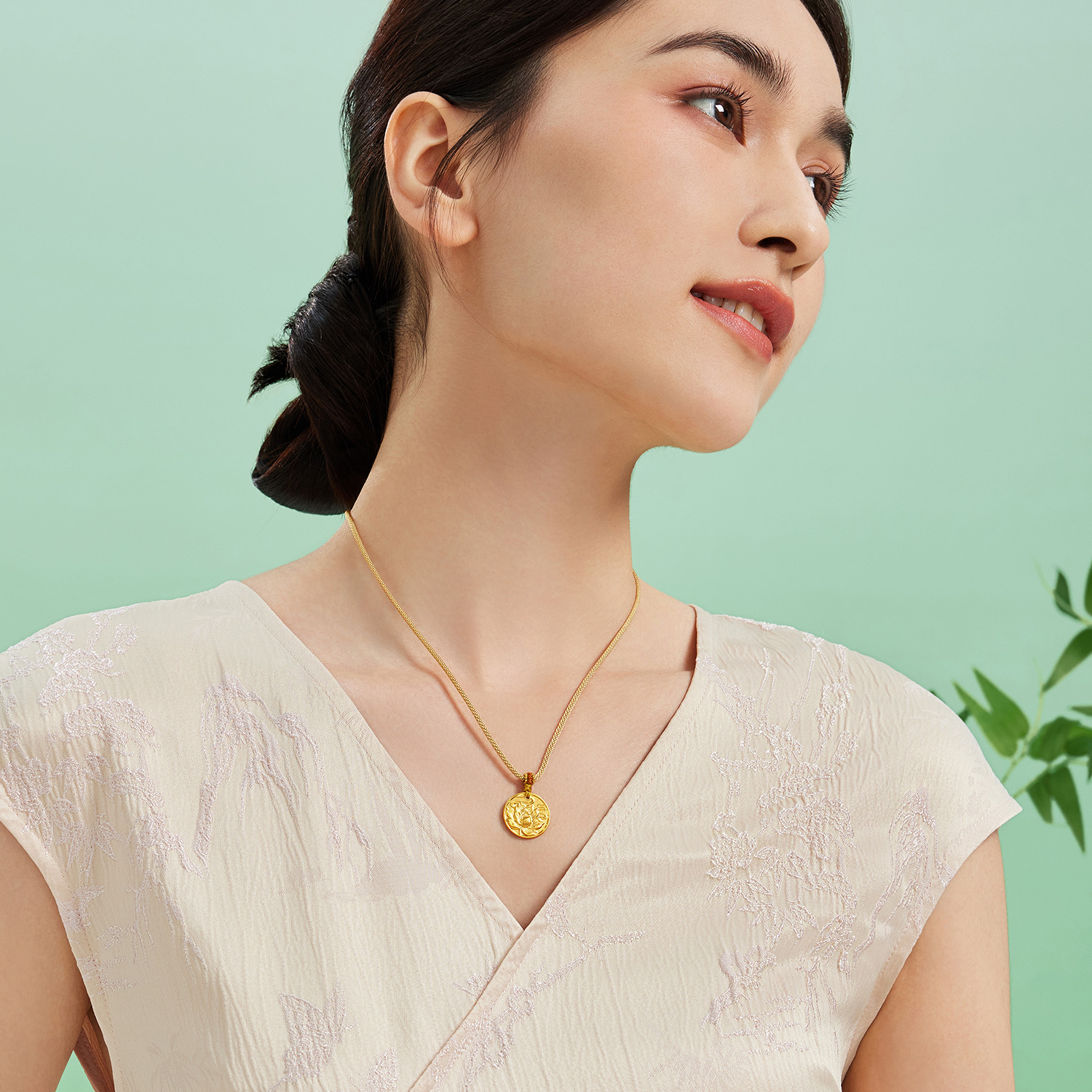 六福珠宝爱意相莲黄金吊坠5.20克礼物金莲花圆牌挂坠计价031356PA