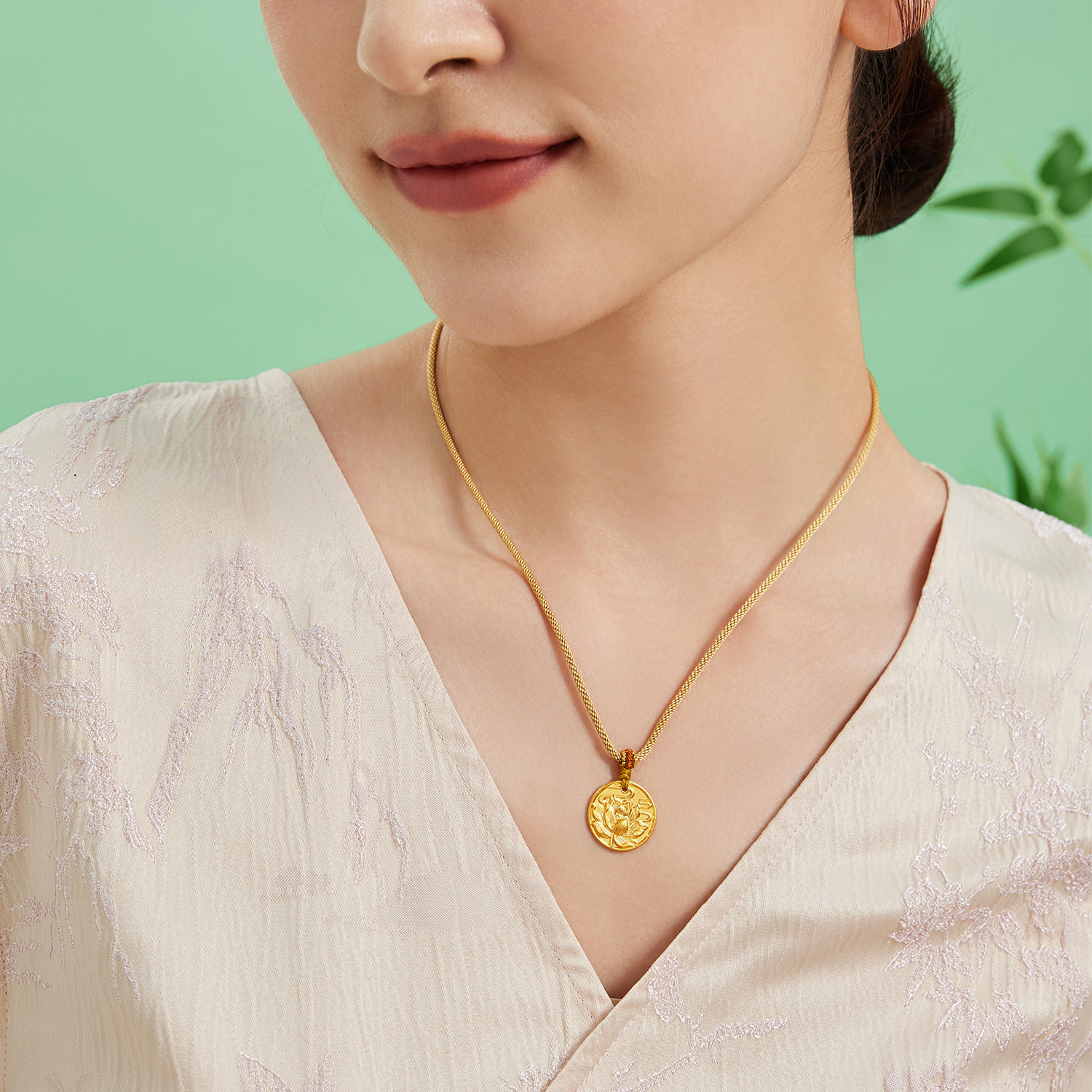 六福珠宝爱意相莲黄金吊坠5.20克礼物金莲花圆牌挂坠计价031356PA